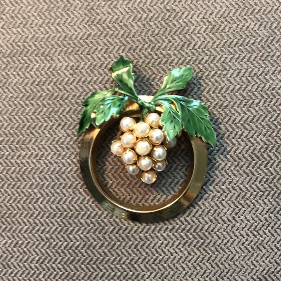 Sandor Pearl Fruit Brooch With Matching Grape Cluster Clip On Vintage Earrings - Picture 3 of 13